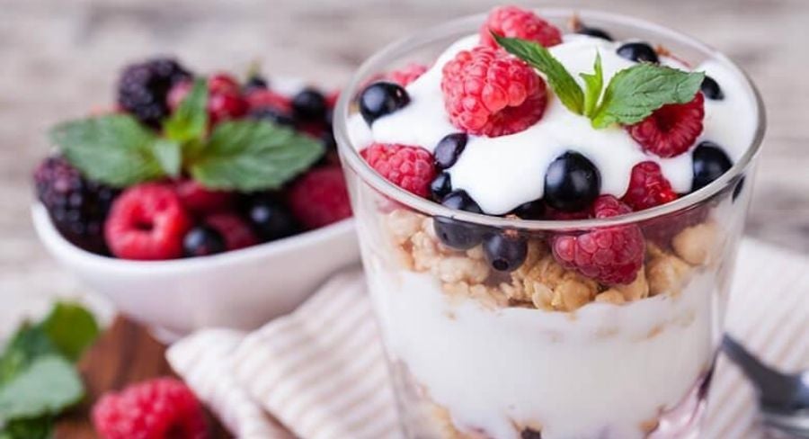 Tres recetas de postres sin horno: crema de yogur griego con frambuesas