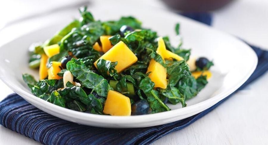 recipiente pequeño con la mitad del jugo de limón, la miel, el aceite de oliva, la sal y la pimienta al gusto