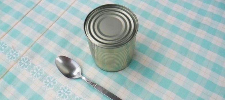 lata y cuchara sobre una mesa