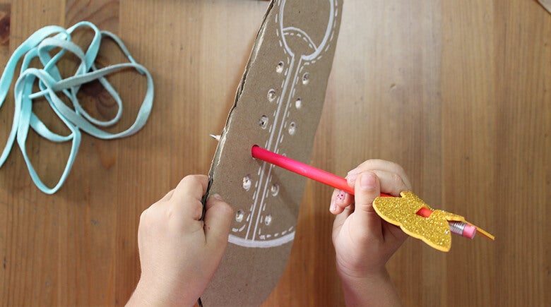 Enseñarle a tus hijos a amarrarse las agujetas: Abre los agujeros de los cordones