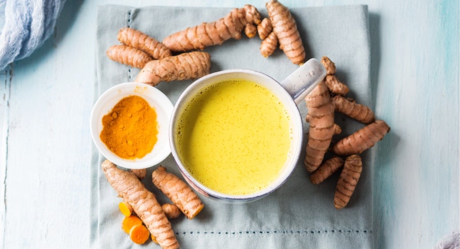 bebida a base de cúrcuma en taza