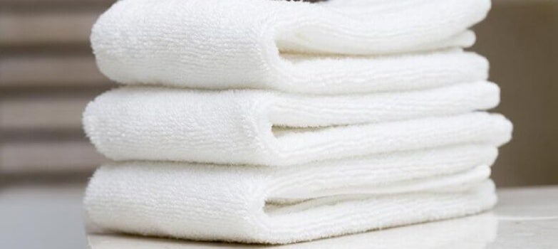 Toallas blancas dobladas sobre una mesa