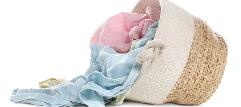 Cesto lleno de ropa lista para lavar