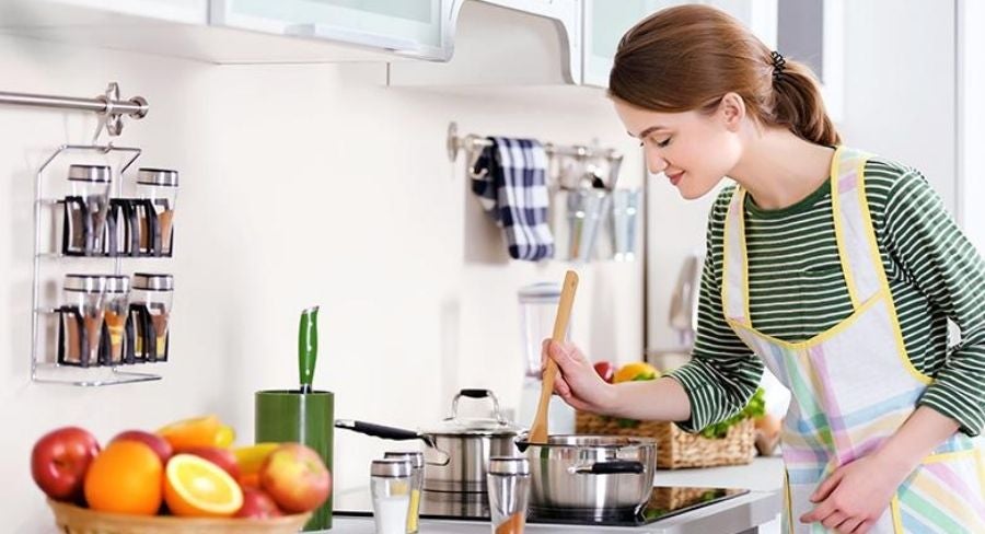 Mujer cocinando