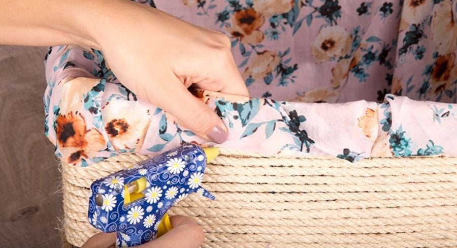 Pegando por dentro tela estampada de una caja de cartón