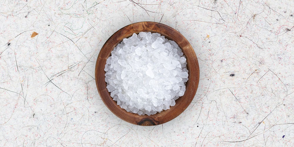 Disuelve 4 cucharadas de sal en un litro de agua caliente. Utiliza una esponja para tratar las manchas de sudor con esta solución y frota bien