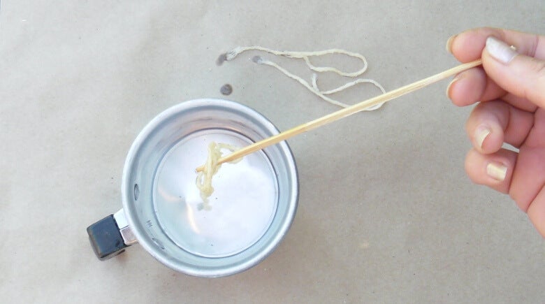 Velas aromáticas en casa: Extraer los pabilos de la cacerola