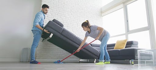 Pareja limpiando la casa