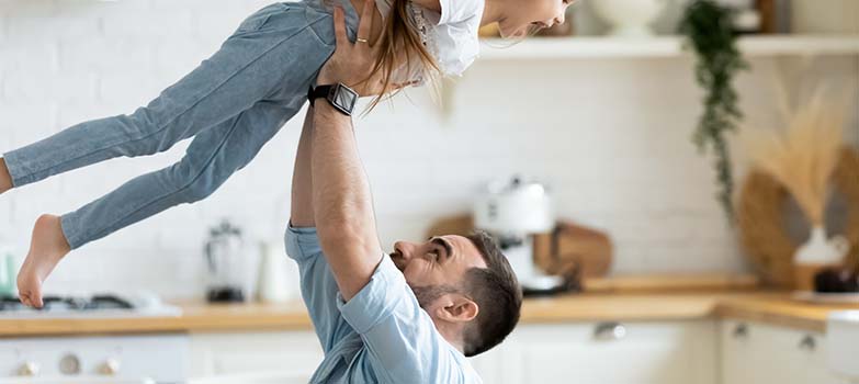 Hombre alzando niña