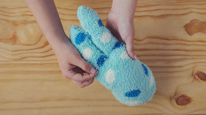 Muñecos con calcetines: Separa las orejas