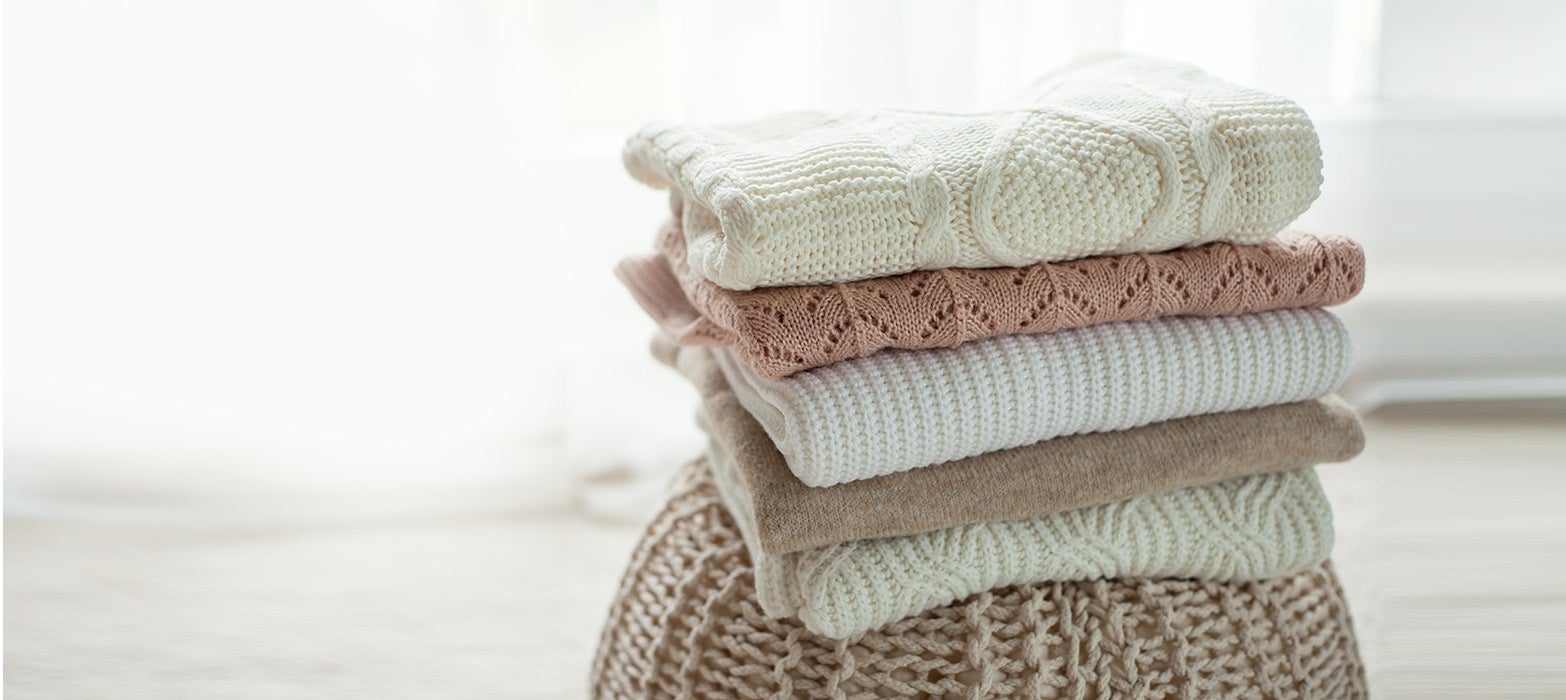 Colgar los suéteres de un gancho hace que los hombros se hagan grandes. Mejor aprende a doblarlos y organizarlos de la manera correcta en tus cajones