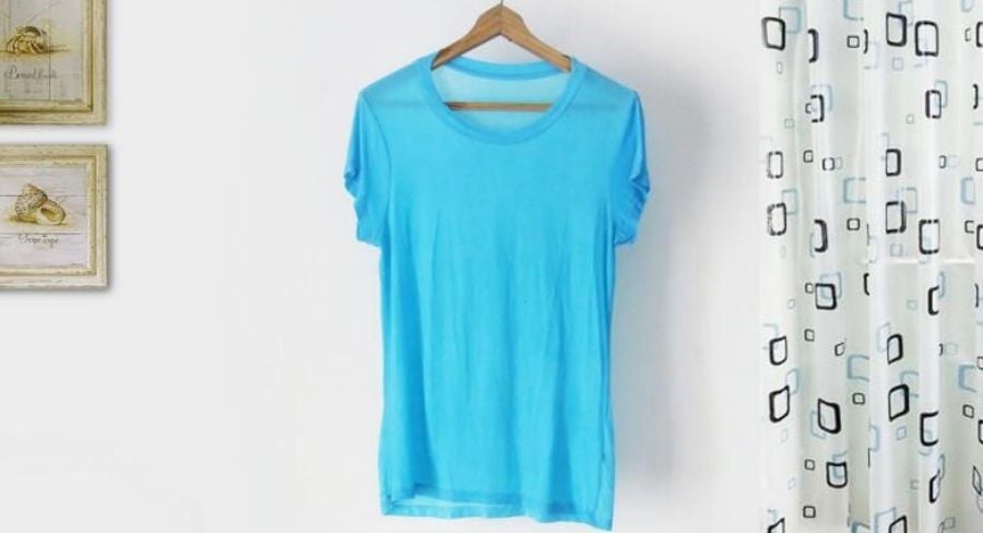 camisa azul extendida