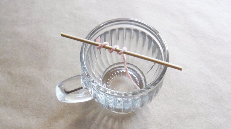 Velas aromáticas en casa: Enroscar el pabilo en el palito y cortarlo