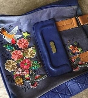 cartera-azul-con-correas-de-cuero.jpg