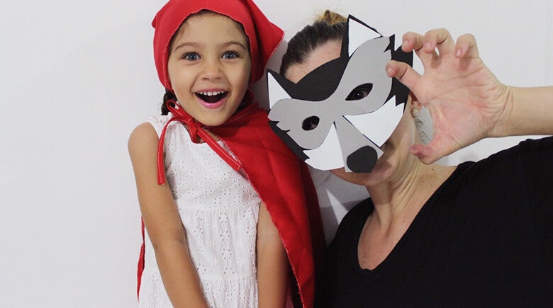 Madre e hija luciendo disfraces hechos en casa