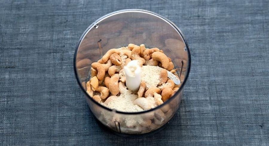 procesador de alimentos con los ingredientes