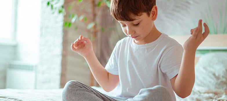 niño meditando