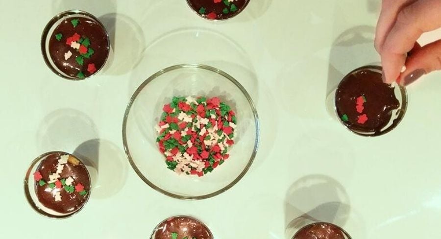 Cuando hayas terminado decora con un pequeño topping de confeti.