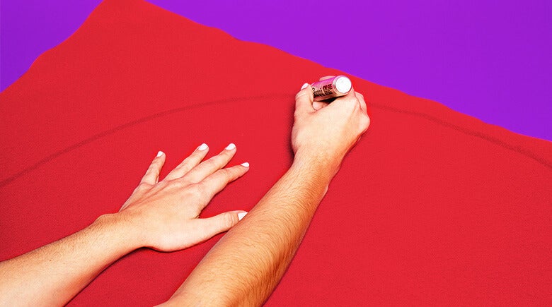 Manos pegando una tela con pegamento