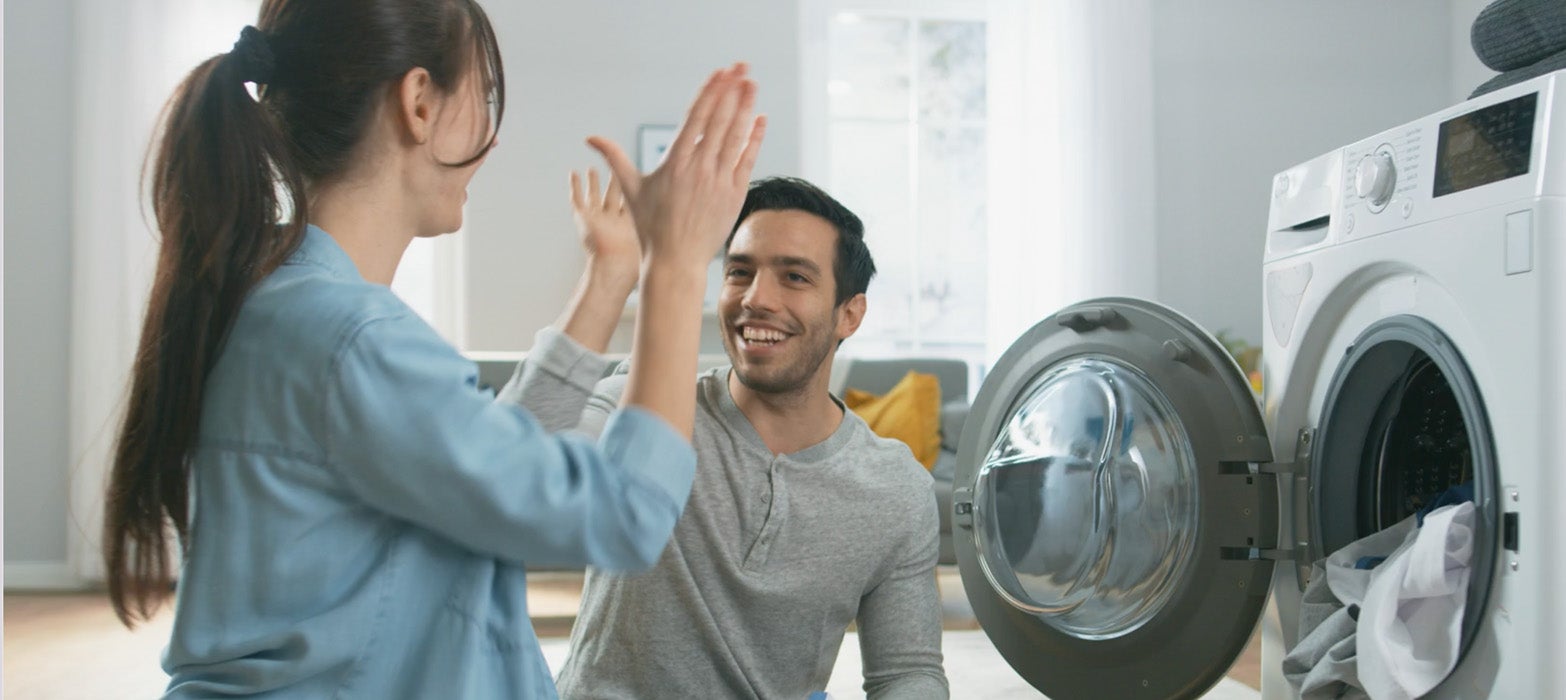 Recuerda separar la ropa correctamente e identificar los diferentes programas de lavado diseñados para evitar que los tejidos de tu ropa se dañen