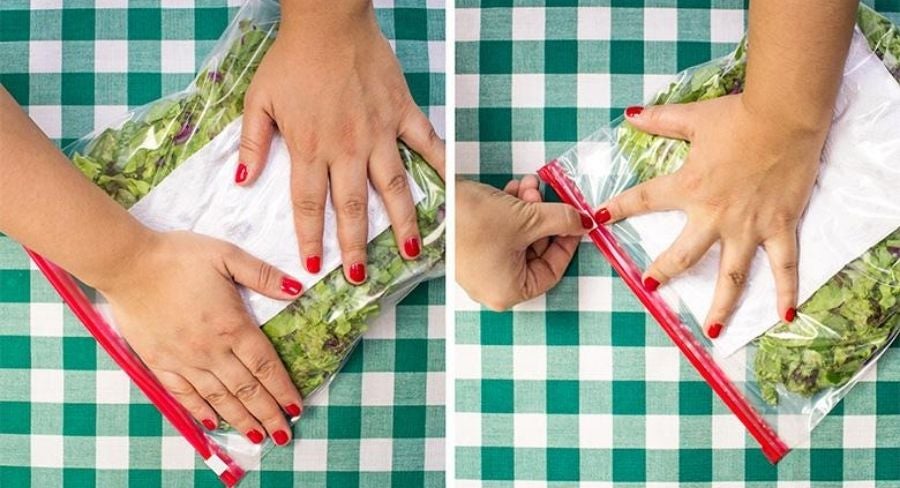 Antes de cerrar, presiona la bolsa sacando el aire y creando un ambiente al vacío para tu ensalada.
