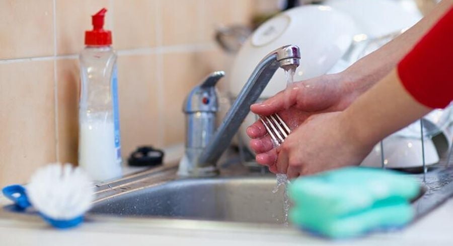 lava los cubiertos con Axion