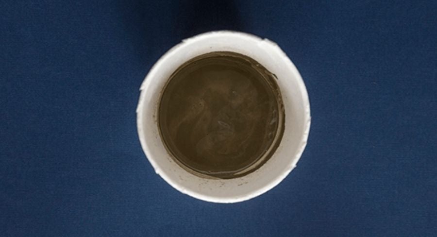 Vaso de unicel con cemento y agua