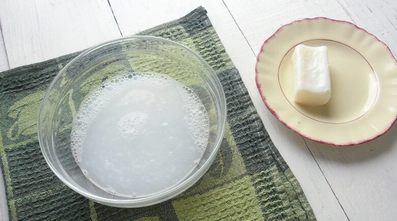 Insecticida casero: Prepara el agua jabonosa para el repelente casero