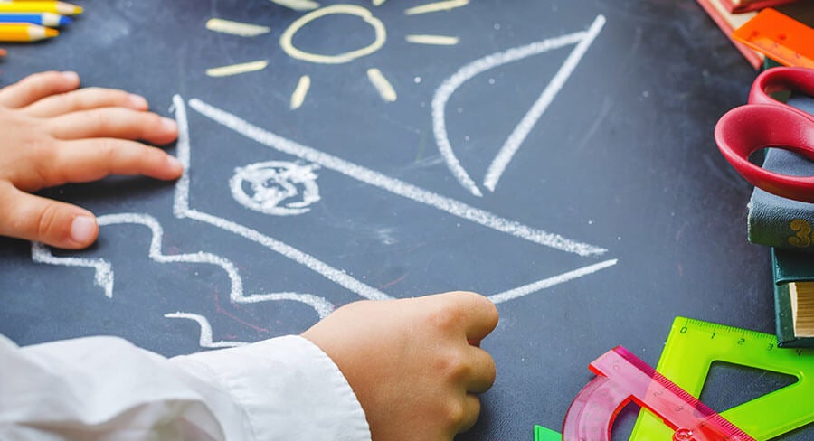 niño dbujando con crayolas