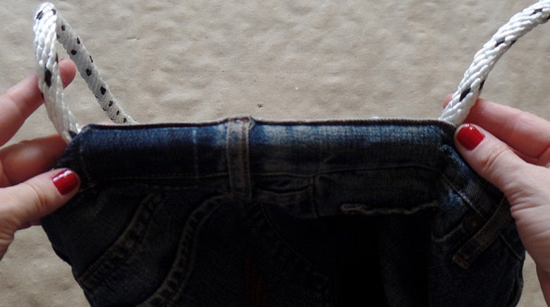 Cómo hacer un columpio con unos jeans viejos
