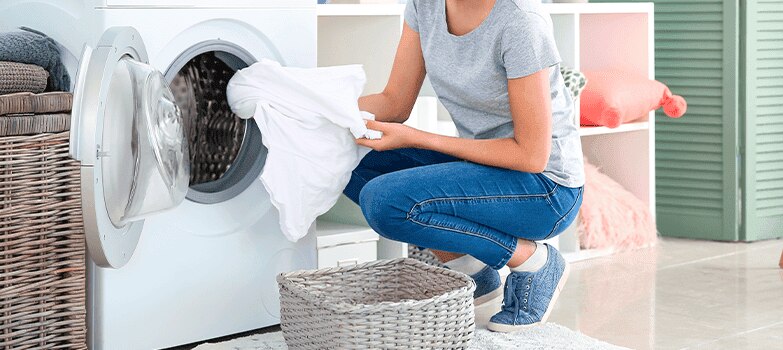 Lava la ropa nueva por separado para proteger tus demás prendas.