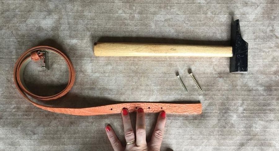 Cinturón, martillo y tornillos