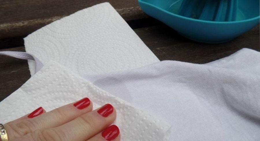 Quitar manchas de aceite: Con otro trozo de papel absorbente, trata de quitar el exceso de aceite de la prenda, haciendo presión en el lugar, pero evitando extender la mancha.