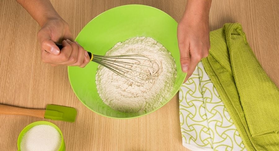 receta-cupcakes-revuelve-la-sal-la-harina-el-polvo-en-un-bolwl-axion