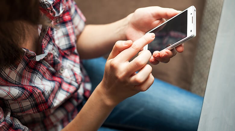 Mujer sujetando celular