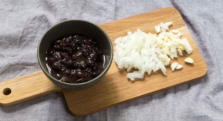 prepara una sopa de frijol