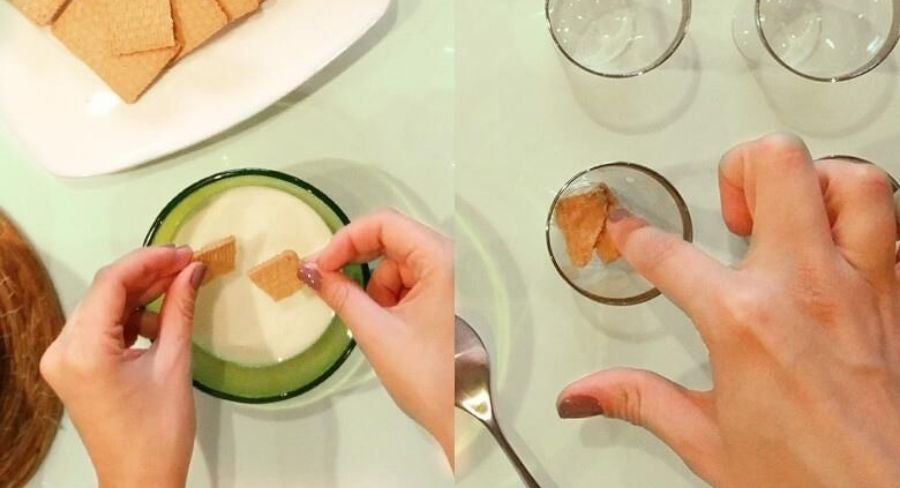 Para armar la torta fría, primero debes remojar ligeramente las galletas en la leche y poco a poco ir creando una pequeña capa dentro del shot.