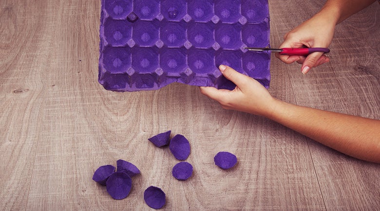 Instrucción 1 para decorar espejo con materiales reciclables