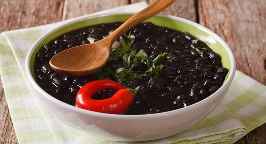 frijoles de cerca servidos en plato