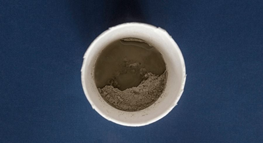 Vaso de unicel con cemento y agua