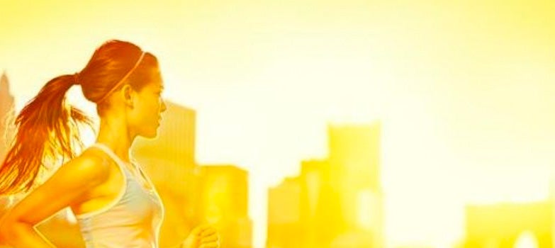 Mujer corriendo con paisaje amarillo de fondo
