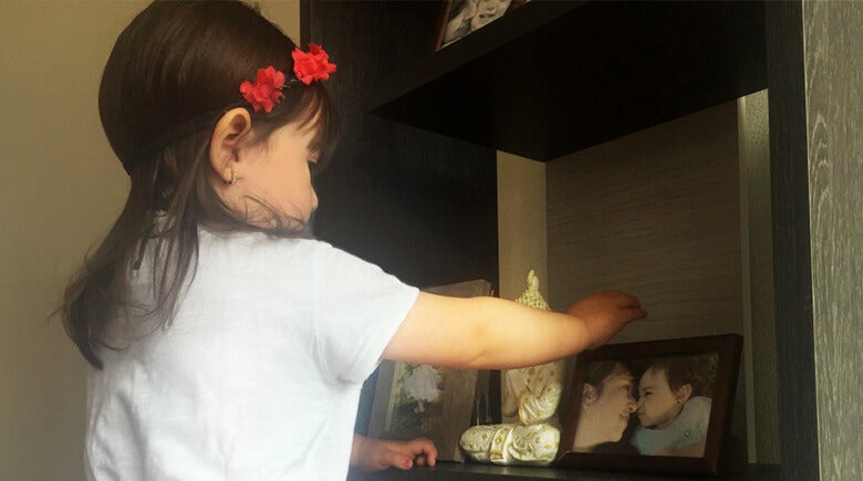 Niña a punto de tomar una fotografía