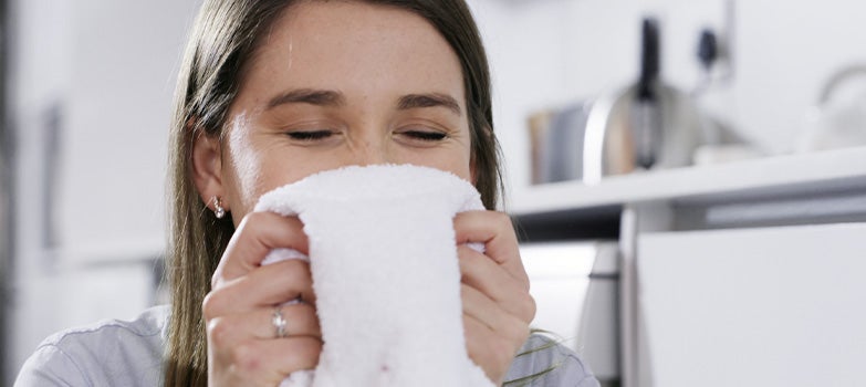 Sábanas limpias, dobladas y aromatizadas mujer 