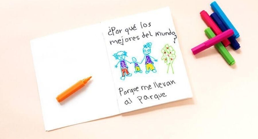 Libreta con dibujos y mensajes de niños con marcador