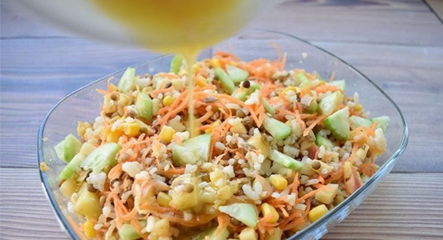 Ensaladas vegetarianas de arroz, frutas y lentejas