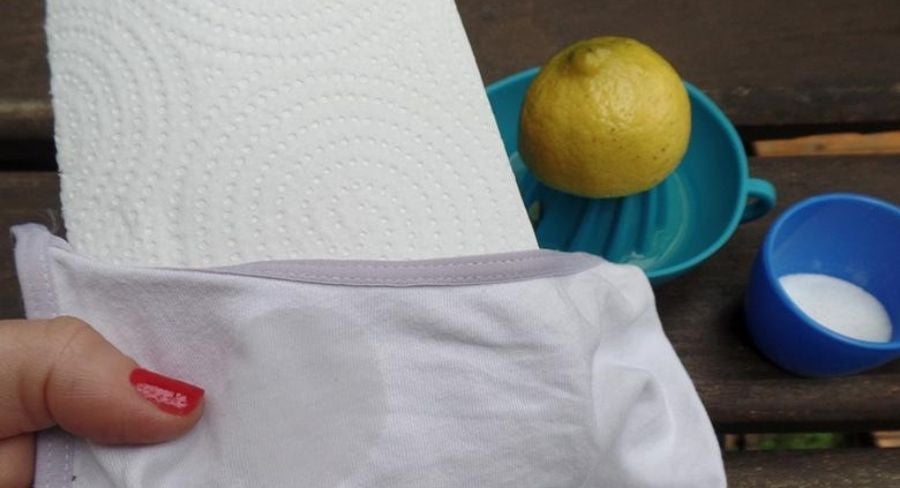 Quitar manchas de aceite: Coloca un papel absorbente por detrás de la mancha para evitar que el aceite traspase al otro lado de la prenda