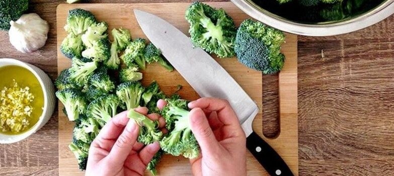 Brocolis siendo picados