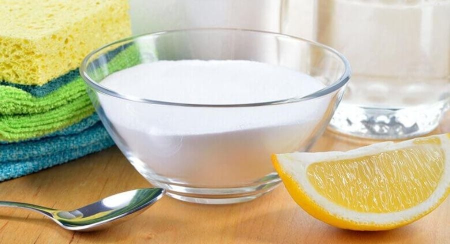 mezcla Axion bicarbonato con unas gotas de limón