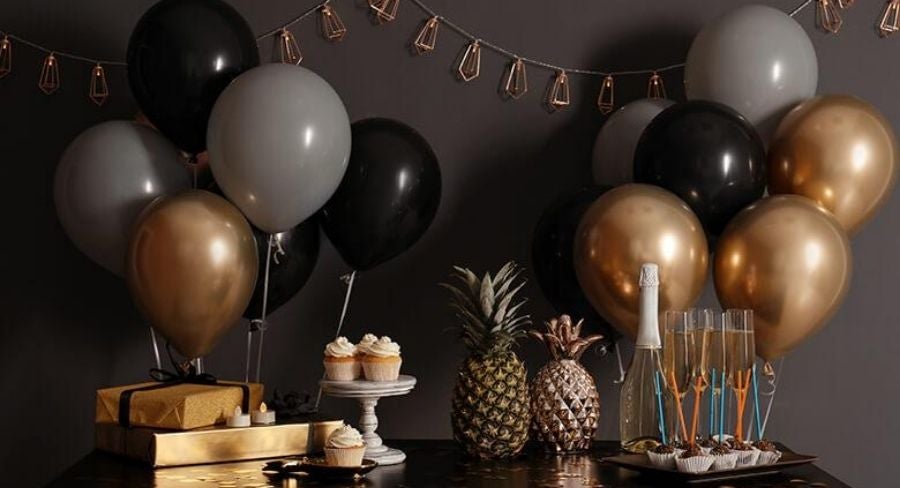 Mesa de fiesta con decoración de globos