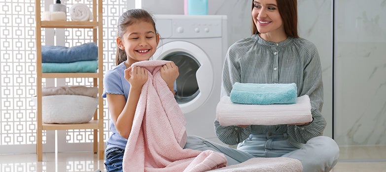 Madre e hija sonriendo